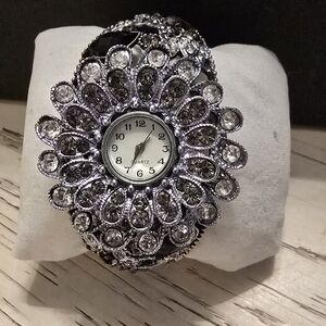 Elegant Silver Quartz Watch with Crystal Accents